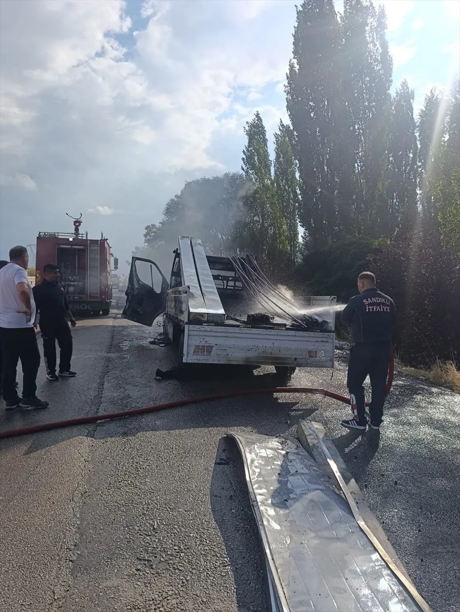 Afyonkarahisar’da çıkan yangında kamyonet kullanılamaz hale geldi