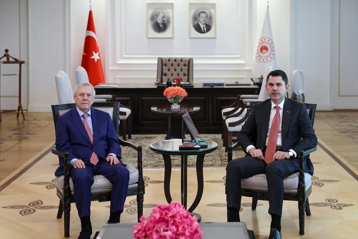 Bakan Kurum, Fenerbahçe Kulübü Başkanı Aziz Yıldırım ile görüştü Bakan Kurum, Fenerbahçe Kulübü Başkanı Aziz Yıldırım ile görüştü