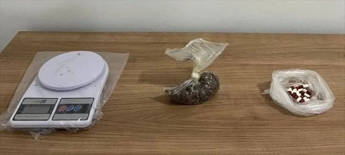 Kırşehir’de uyuşturucu operasyonunda 2 zanlı yakalandı Kırşehir’de uyuşturucu operasyonunda 2 zanlı yakalandı