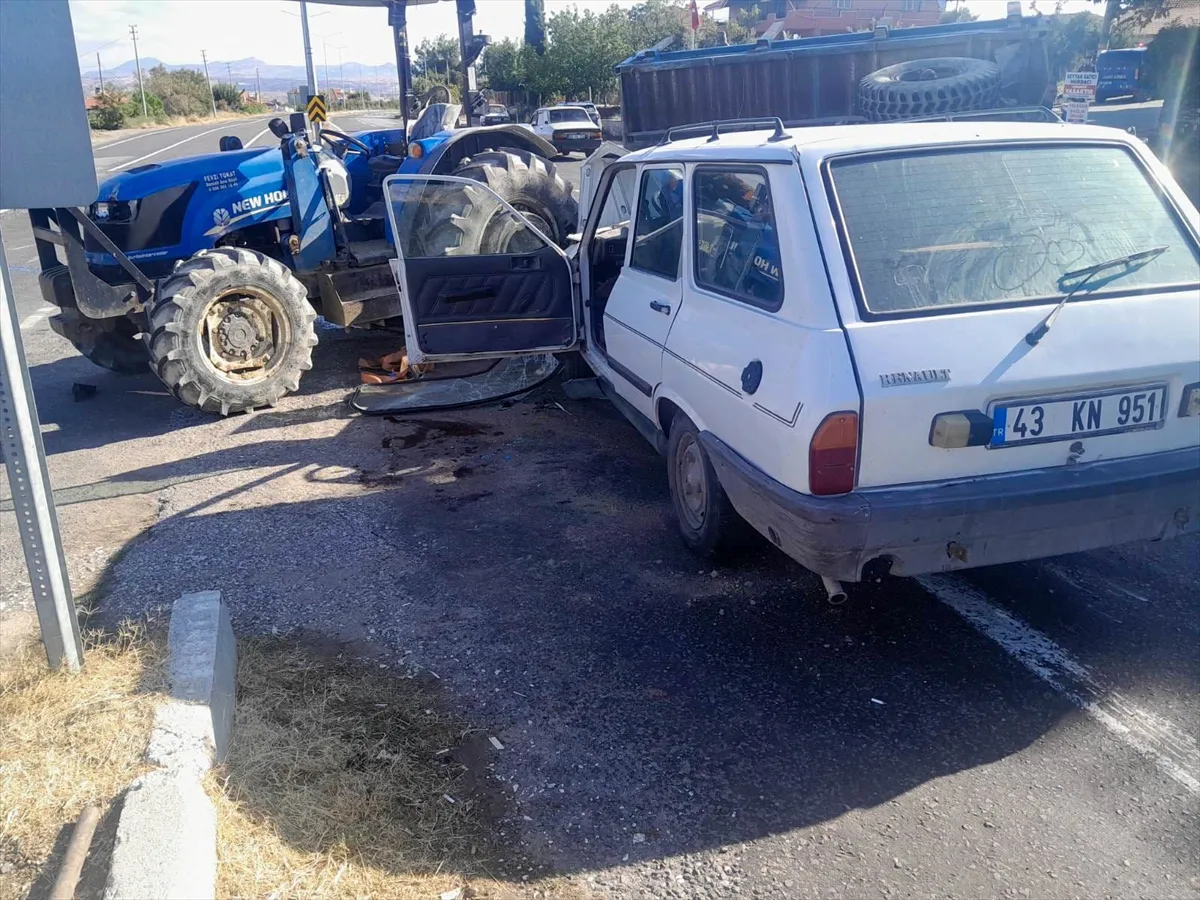 Uşak’ta dönüş için manevra yapan traktöre çarpan otomobilin sürücüsü yaralandı
