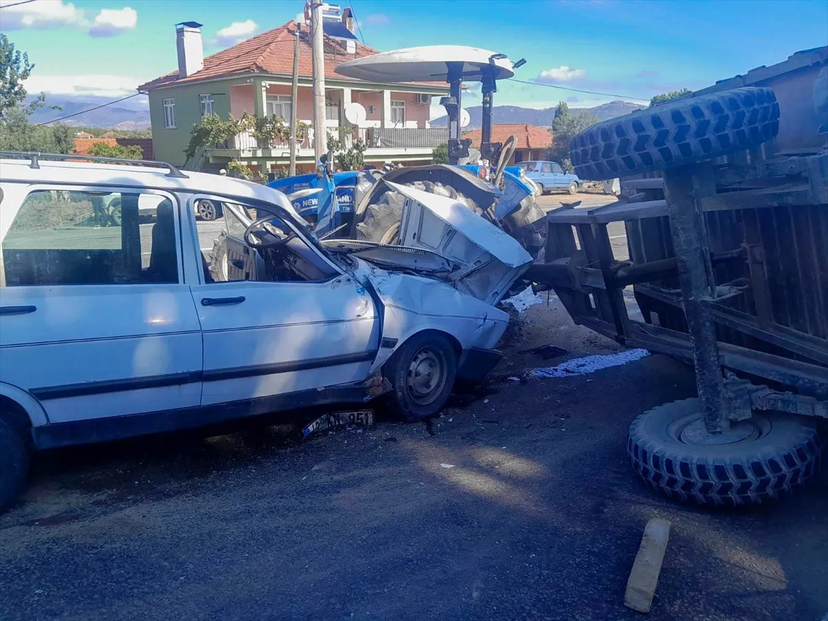 Uşak’ta dönüş için manevra yapan traktöre çarpan otomobilin sürücüsü yaralandı Uşak’ta dönüş için manevra yapan traktöre çarpan otomobilin sürücüsü yaralandı