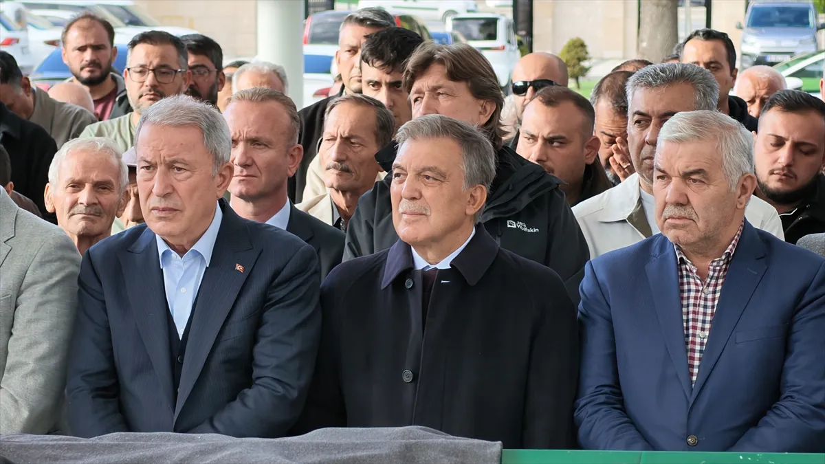 11. Cumhurbaşkanı Gül, Kayseri’de amcasının cenaze törenine katıldı 11. Cumhurbaşkanı Gül, Kayseri’de amcasının cenaze törenine katıldı