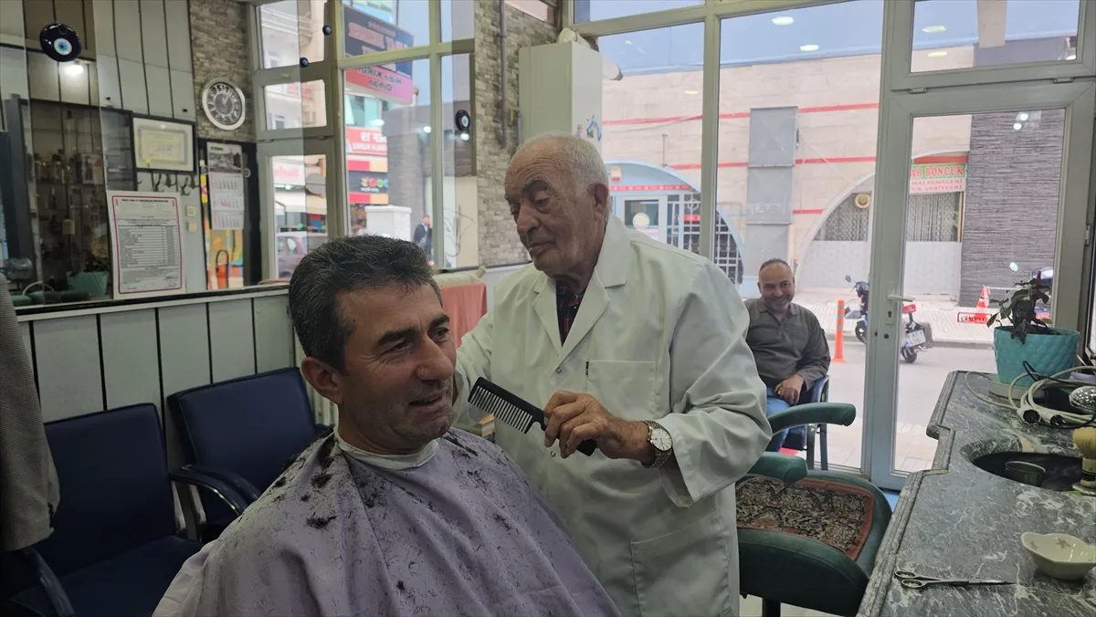 14 yaşında başladığı berberliği 70 yıldır sürdürüyor 14 yaşında başladığı berberliği 70 yıldır sürdürüyor