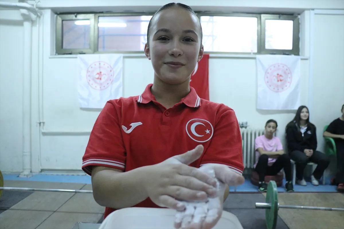 14 yaşındaki milli halterci Asel Şenel yeni başarılar peşinde