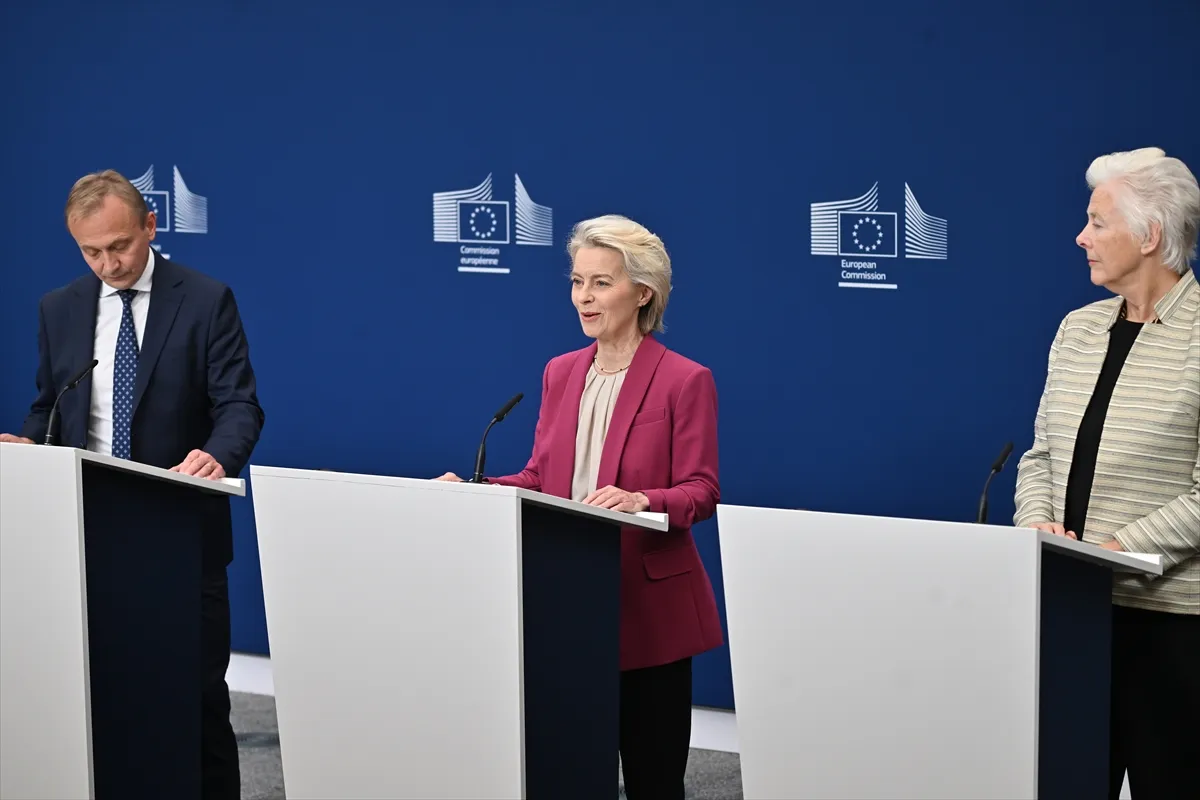 AB Komisyonu Başkanı Ursula von der Leyen - Komisyon Üyesi Piotr Serafin AB Komisyonu Başkanı Ursula von der Leyen - Komisyon Üyesi Piotr Serafin