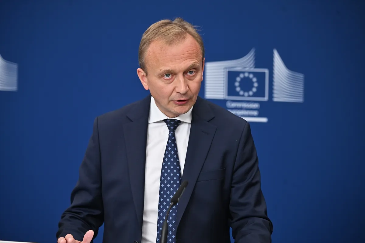 Von der Leyen, Serafin ve Day kamu hizmeti incelemesinde bir arada 2. kare