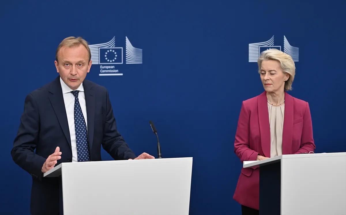 Von der Leyen, Serafin ve Day kamu hizmeti incelemesinde bir arada 3. kare