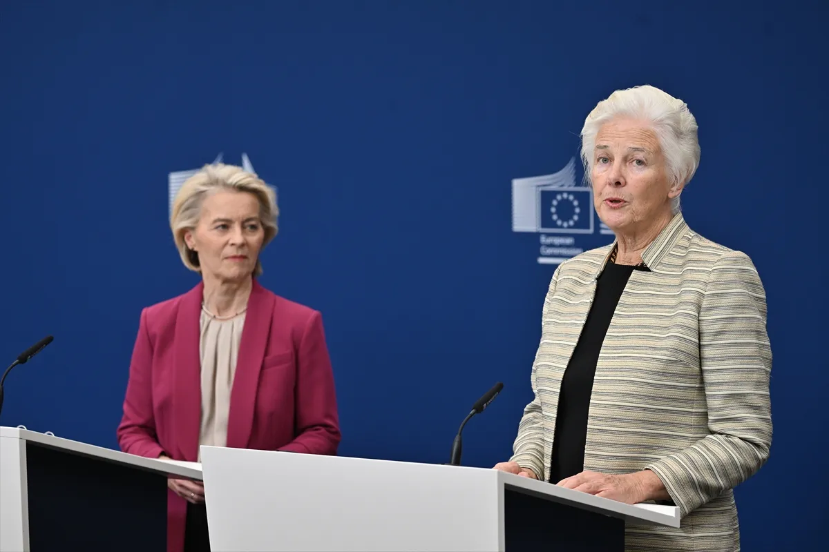 Von der Leyen, Serafin ve Day kamu hizmeti incelemesinde bir arada 4. kare