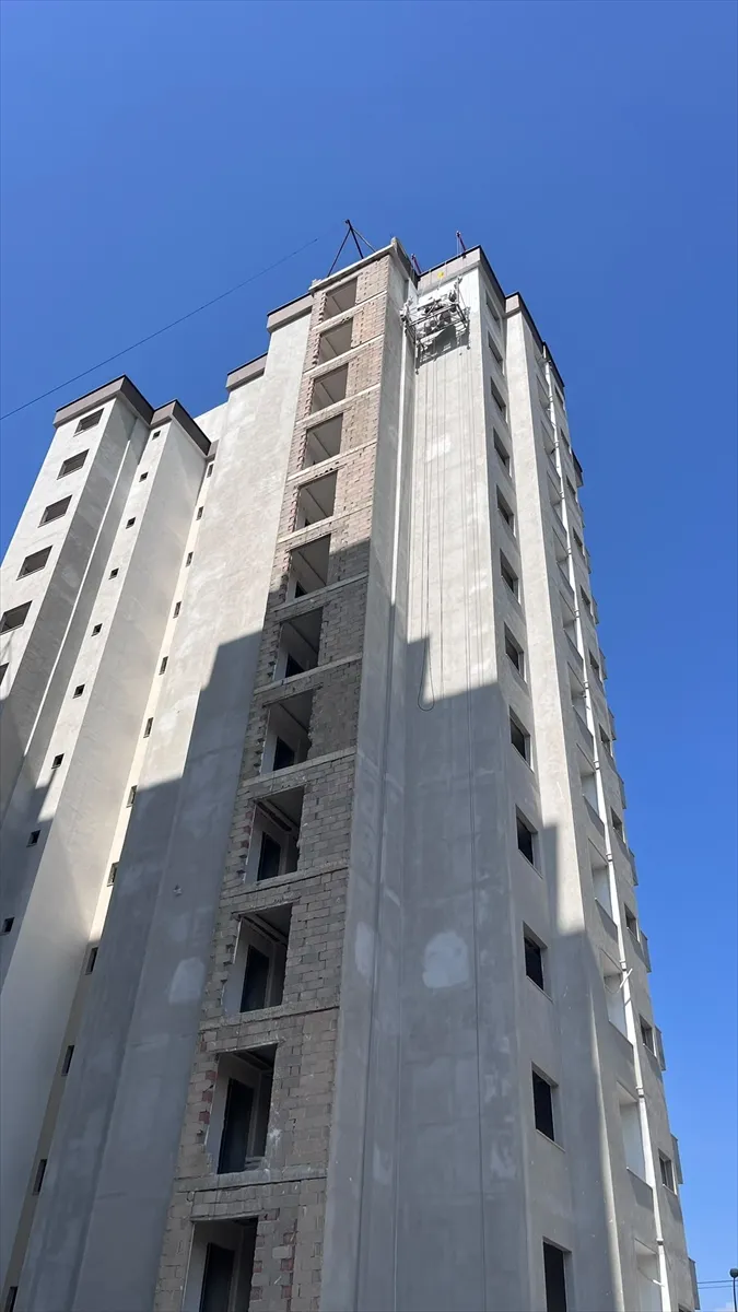 Adana’da inşaattaki iskelede mahsur kalan 2 işçiyi itfaiye ekibi kurtardı Adana’da inşaattaki iskelede mahsur kalan 2 işçiyi itfaiye ekibi kurtardı