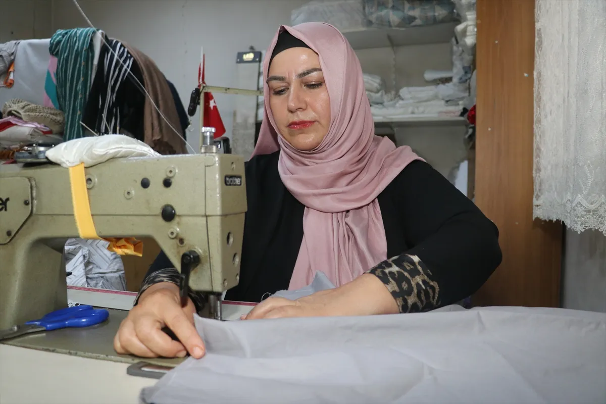 Adana’da muhtar hem dert dinliyor hem terzilik yapıyor