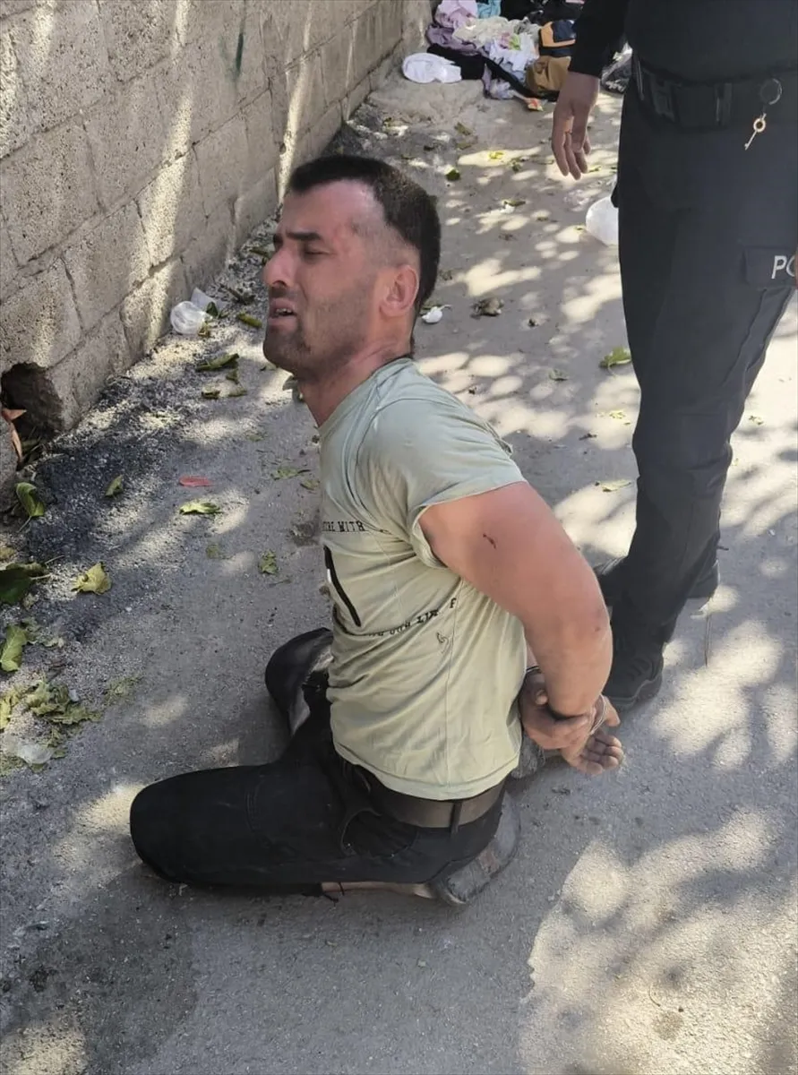 Adana’da aracın üzerine çıkıp çalan şüpheli yakalandı
