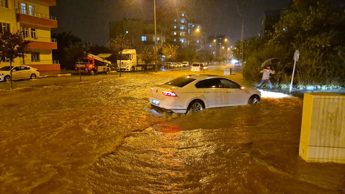 Adıyaman’da sağanak cadde ve sokakları suyla kapladı Adıyaman’da sağanak cadde ve sokakları suyla kapladı