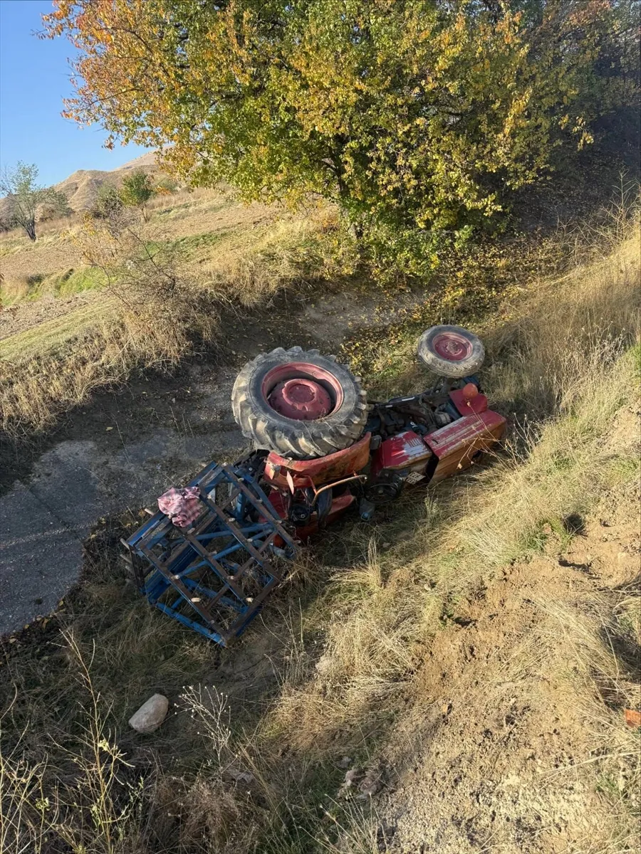 Afyonkarahisar’da traktör devrildi: Sürücü öldü Afyonkarahisar’da traktör devrildi: Sürücü öldü