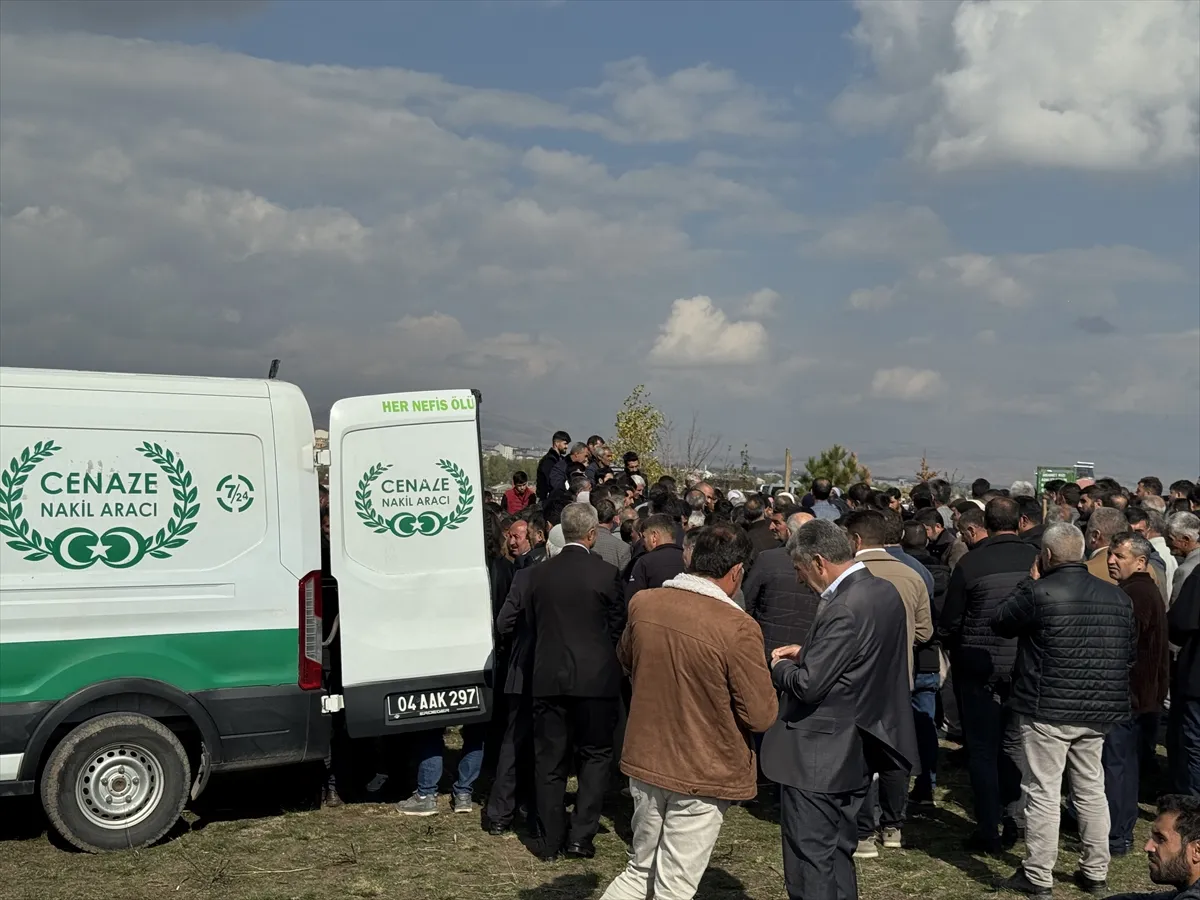 Ağrı’da tır-otomobil kazasında ölen 4 kişi yan yana defnedildi Ağrı’da tır-otomobil kazasında ölen 4 kişi yan yana defnedildi