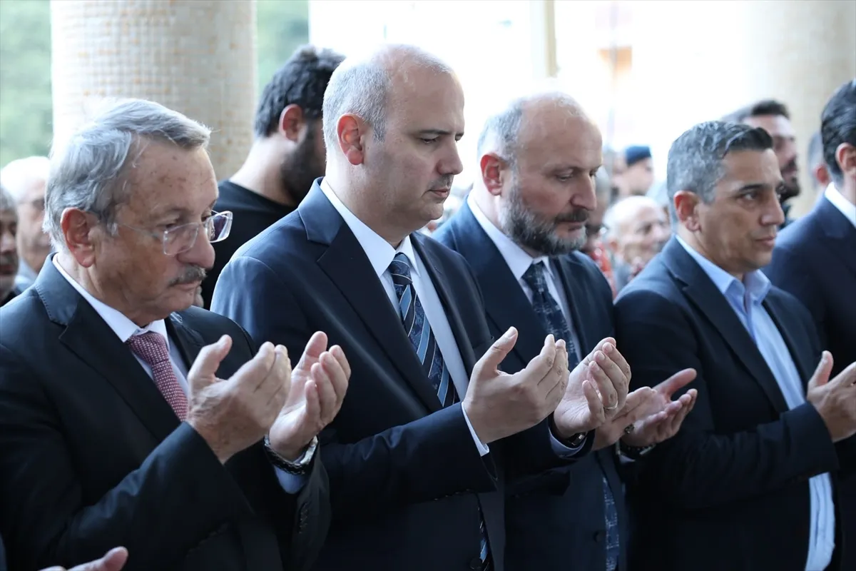 AK Partili İleri’nin amcası Rize’de toprağa verildi AK Partili İleri’nin amcası Rize’de toprağa verildi