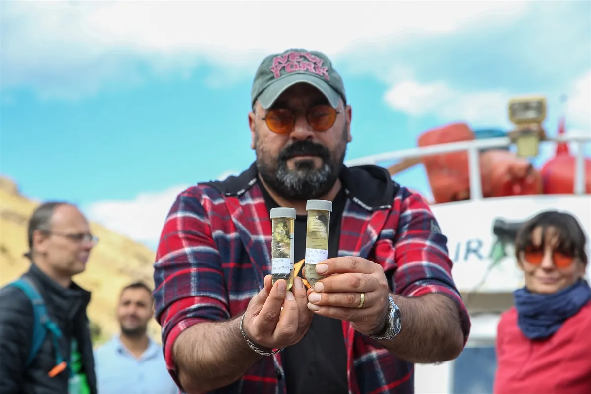 Akademisyenler Van Gölü’ndeki mikrobiyalitlerin oluşum sırlarını araştırıyor Akademisyenler Van Gölü’ndeki mikrobiyalitlerin oluşum sırlarını araştırıyor