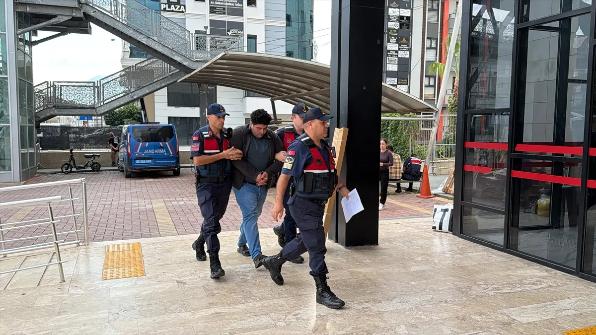 Alanya’da kuşları işkence yaparak öldürdüğü iddia edilen şüpheli tutuklandı Alanya’da kuşları işkence yaparak öldürdüğü iddia edilen şüpheli tutuklandı
