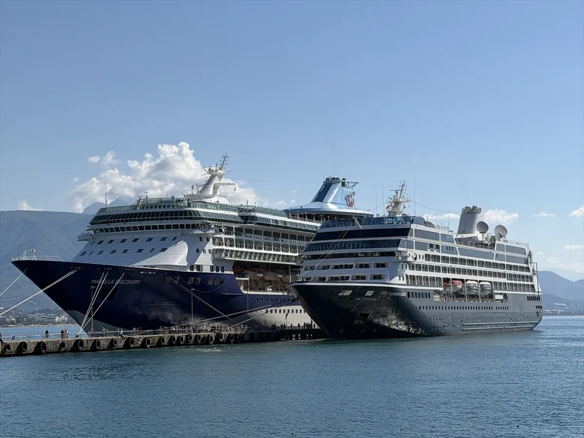 Alanya’ya iki kruvaziyerle 2 bin 400 turist geldi Alanya’ya iki kruvaziyerle 2 bin 400 turist geldi