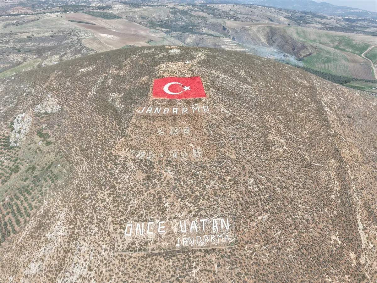 Amanos Dağları’na çizilen Türk bayrağı boyandı Amanos Dağları’na çizilen Türk bayrağı boyandı