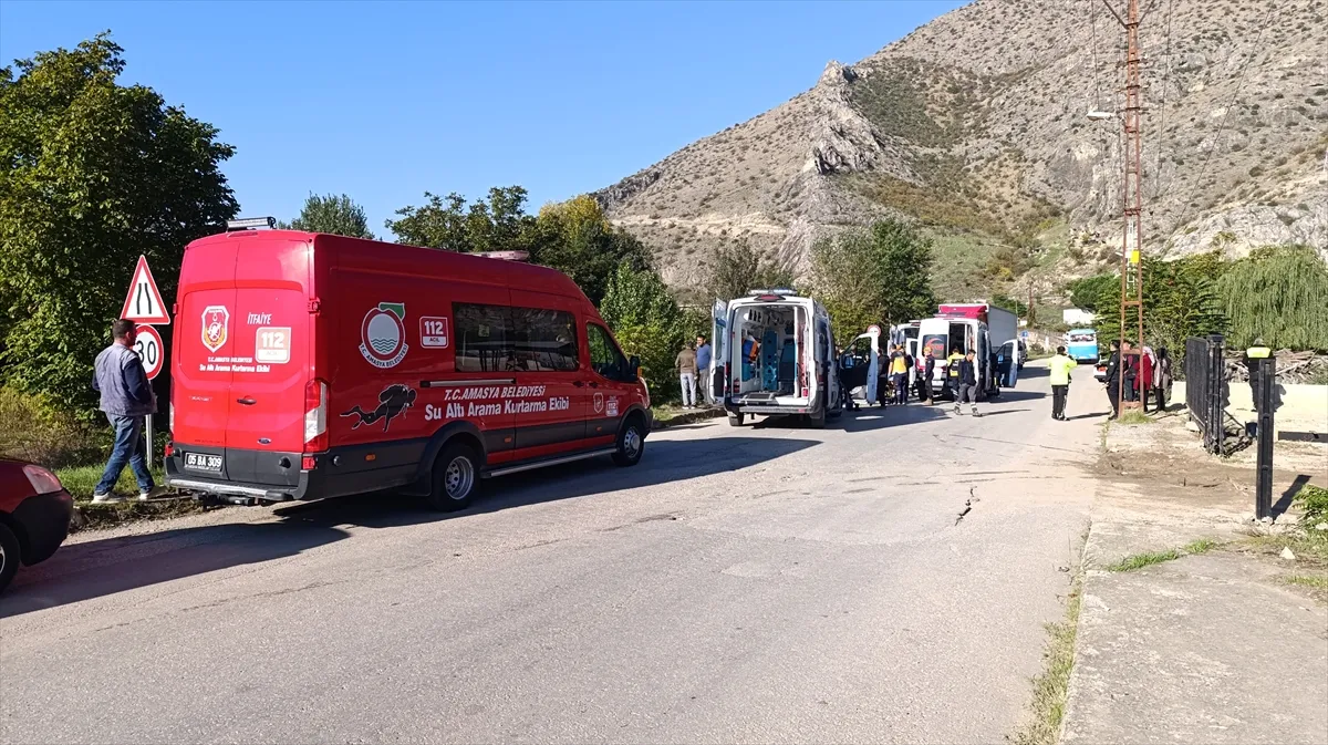Amasya’da dere yatağına devrilen minibüsteki 9 kişi yaralandı Amasya’da dere yatağına devrilen minibüsteki 9 kişi yaralandı