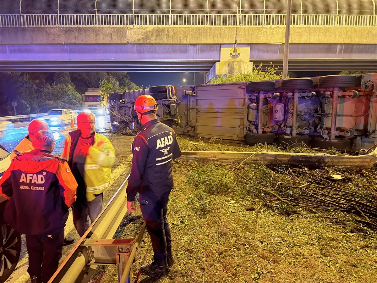 Anadolu Otoyolu’nda devrilen parfüm yüklü tır trafiği aksattı