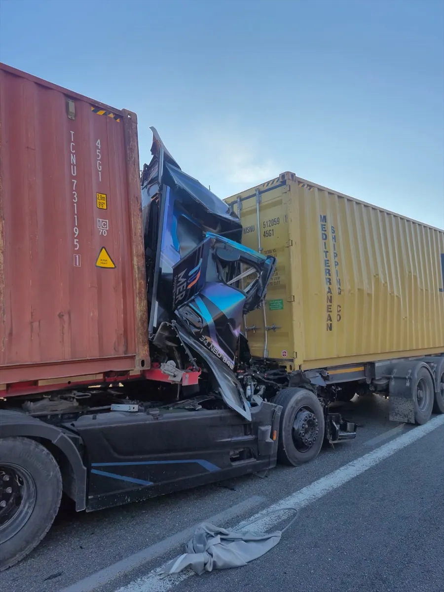 Anadolu Otoyolu’nun Bolu kesiminde 2 tırın karıştığı kazada 1 kişi öldü (GÜNCELLEME)
