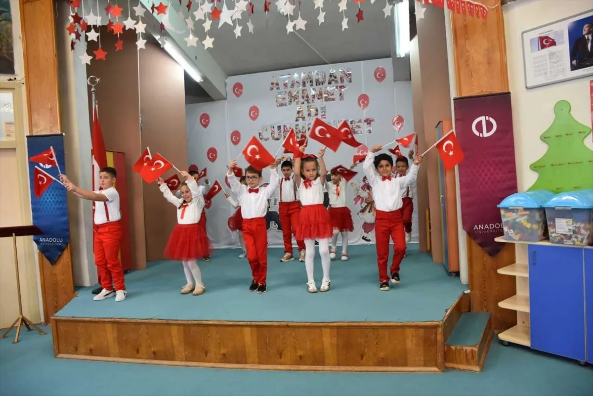 Anadolu Üniversitesi İÇEM öğrencileri Cumhuriyet’in 103. yılını kutladı