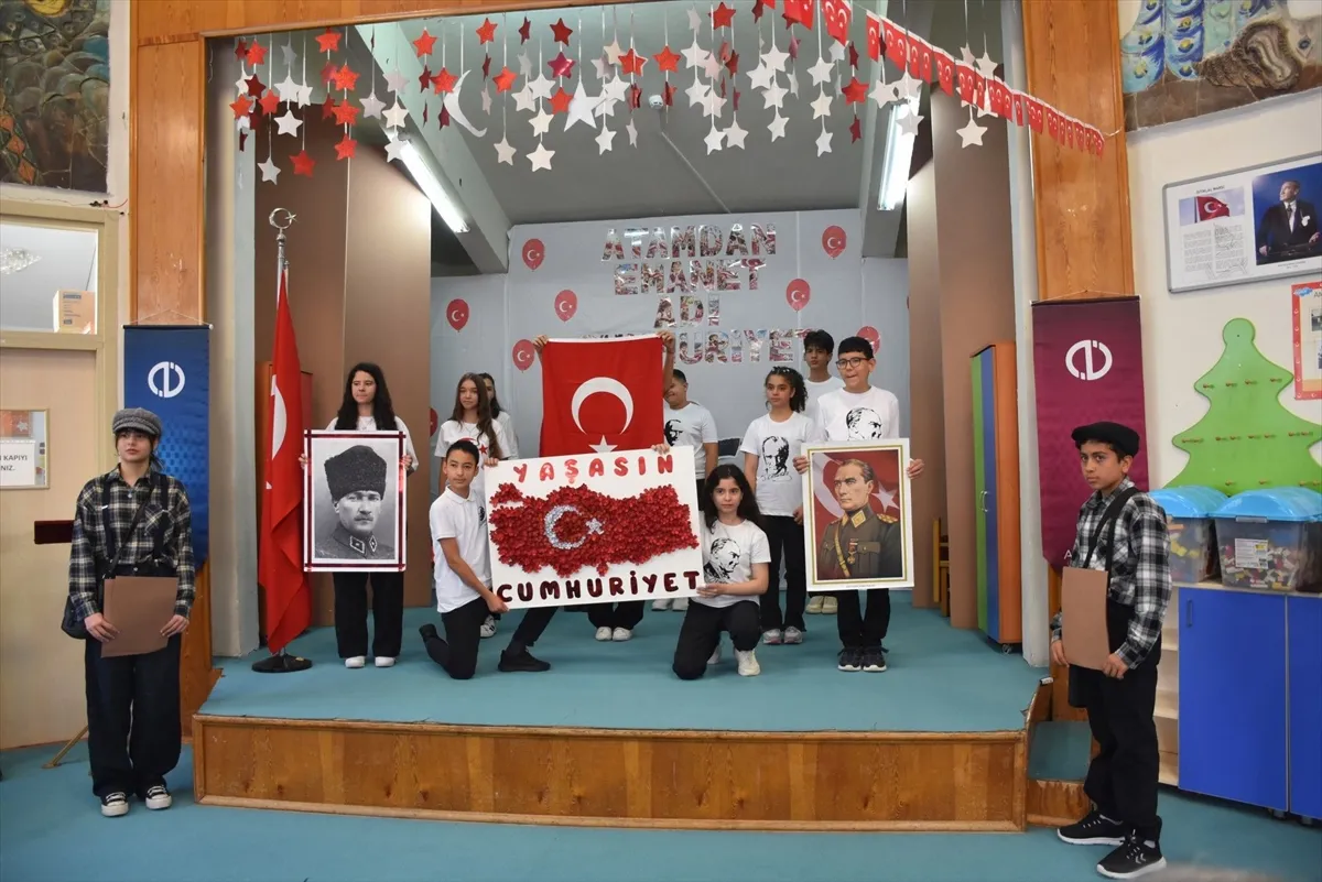 Anadolu Üniversitesi İÇEM öğrencileri Cumhuriyet’in 103. yılını kutladı Anadolu Üniversitesi İÇEM öğrencileri Cumhuriyet’in 103. yılını kutladı