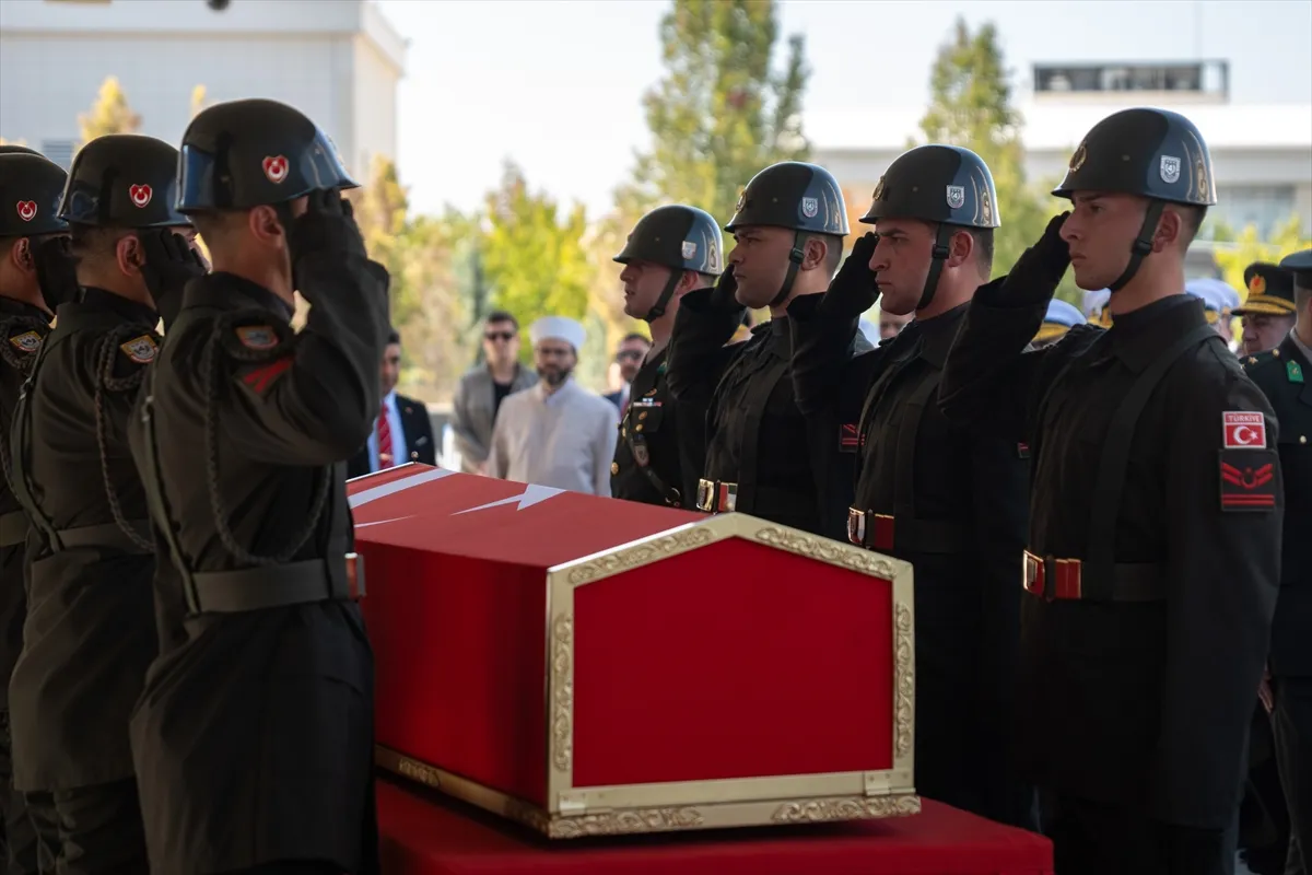 Ankara’da askeri araç kazasında şehit olan Albay toprağa verildi Ankara’da askeri araç kazasında şehit olan Albay toprağa verildi