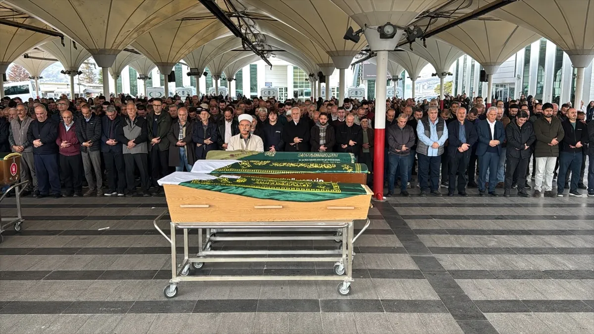 Ankara’da boşandığı eşi tarafından öldürülen kadın defnedildi Ankara’da boşandığı eşi tarafından öldürülen kadın defnedildi