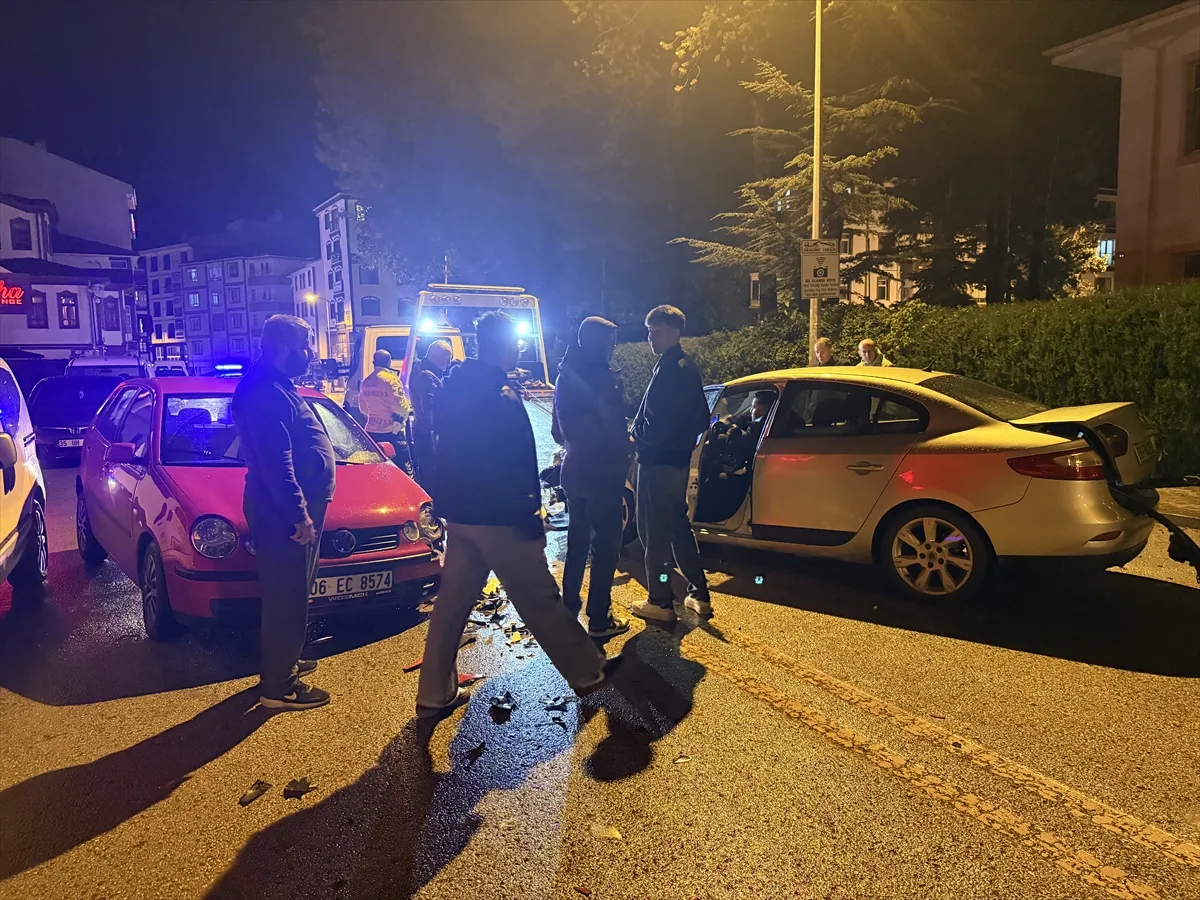 Ankara’da iki otomobilin çarpıştığı kazada 2 kişi yaralandı Ankara’da iki otomobilin çarpıştığı kazada 2 kişi yaralandı