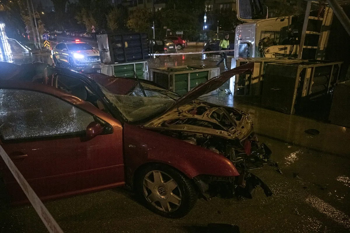 Ankara’da kamyon ile otomobil çarpıştı, 3 kişi yaralandı