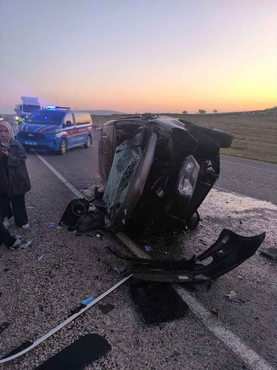 Ankara’da trafik kazası: 3 ölü, 5 yaralı Ankara’da trafik kazası: 3 ölü, 5 yaralı