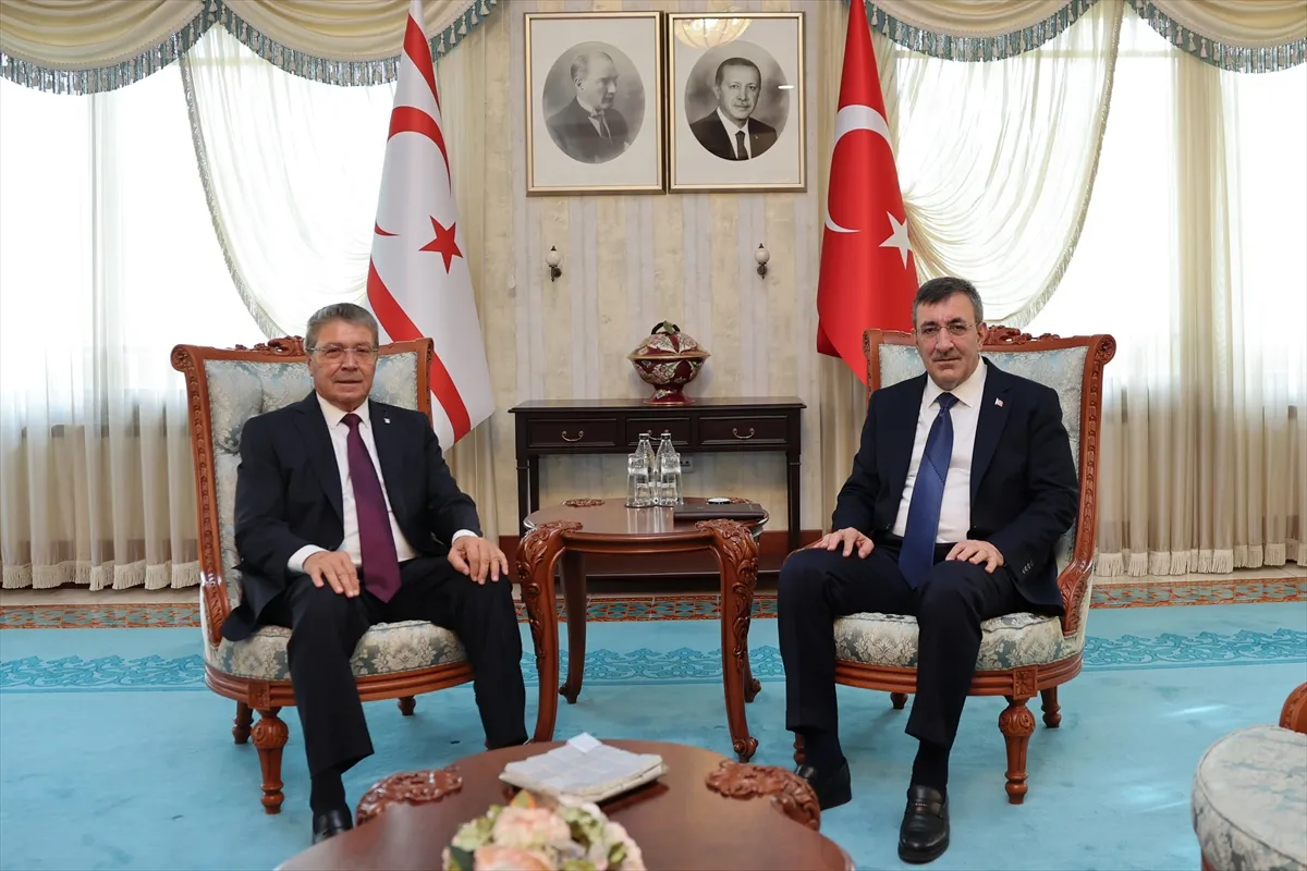 Ankara’da Yılmaz, KKTC Başbakanı Üstel ile bir araya geldi