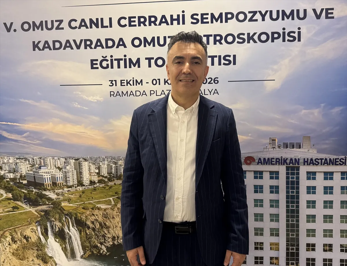 Antalya’da ortopedi uzmanları 3 ameliyatı canlı yayında gerçekleştirdi
