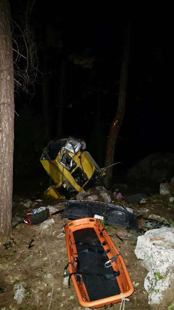 Antalya’da uçuruma devrilen araçtaki 2 kişi öldü, 4 kişi yaralandı