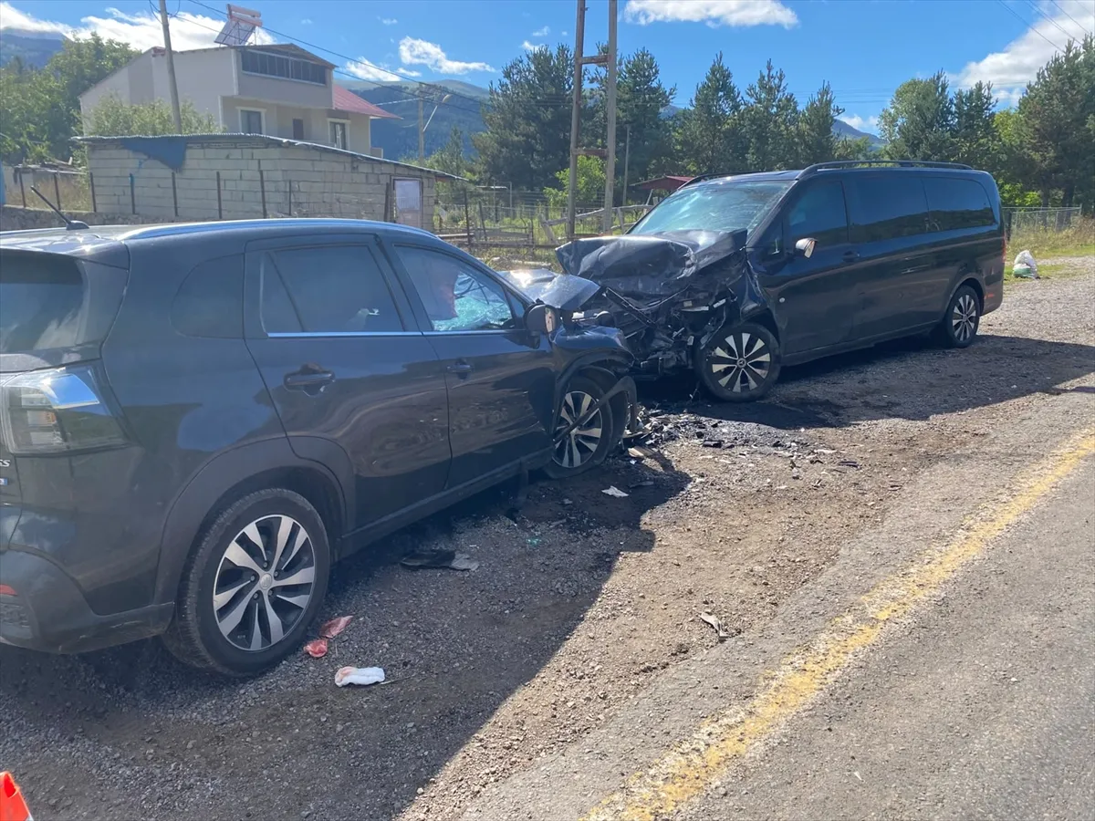Ardahan’da hafif ticari araç ile otomobil çarpıştı, 5 kişi yaralandı Ardahan’da hafif ticari araç ile otomobil çarpıştı, 5 kişi yaralandı
