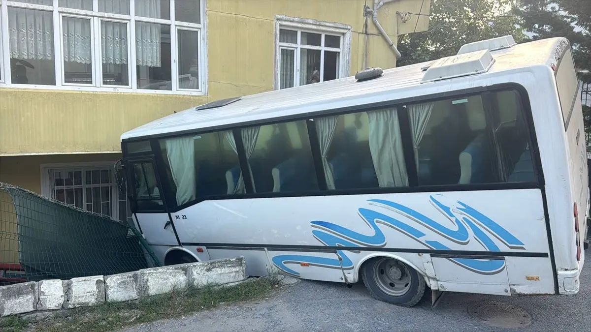 Arnavutköy’de freni boşalan midibüs bahçeye girdi Arnavutköy’de freni boşalan midibüs bahçeye girdi