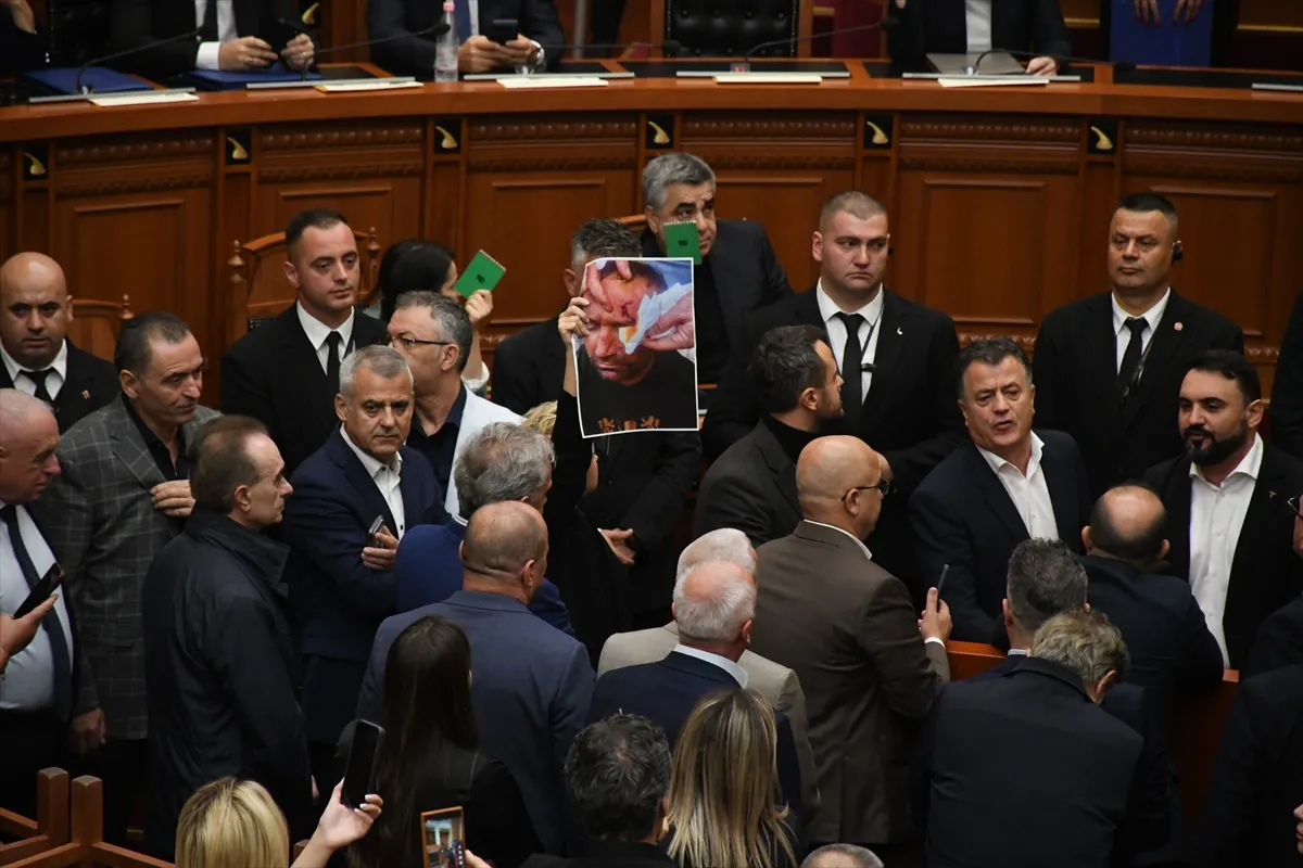Arnavutluk Meclisi’nde öğrenci gösterileri arbedeye neden oldu Arnavutluk Meclisi’nde öğrenci gösterileri arbedeye neden oldu