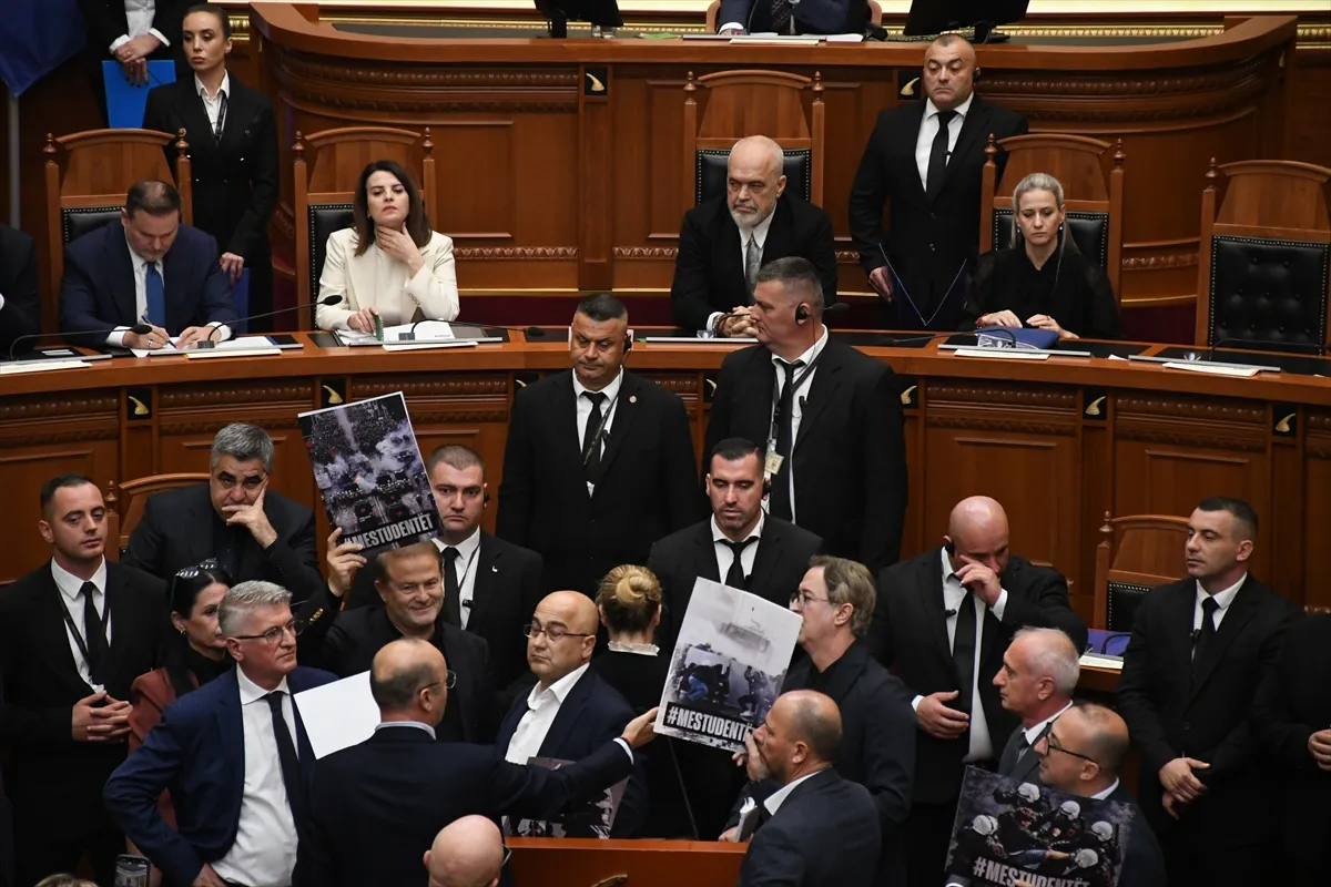 Arnavutluk Meclisinde öğrenci gösterileri nedeniyle gerginlik Arnavutluk Meclisinde öğrenci gösterileri nedeniyle gerginlik