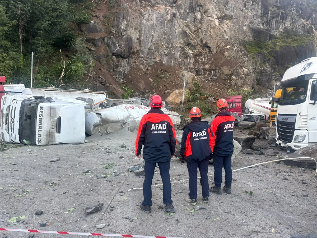 Artvin’de tır parkındaki heyelanda 1 kişi öldü Artvin’de tır parkındaki heyelanda 1 kişi öldü