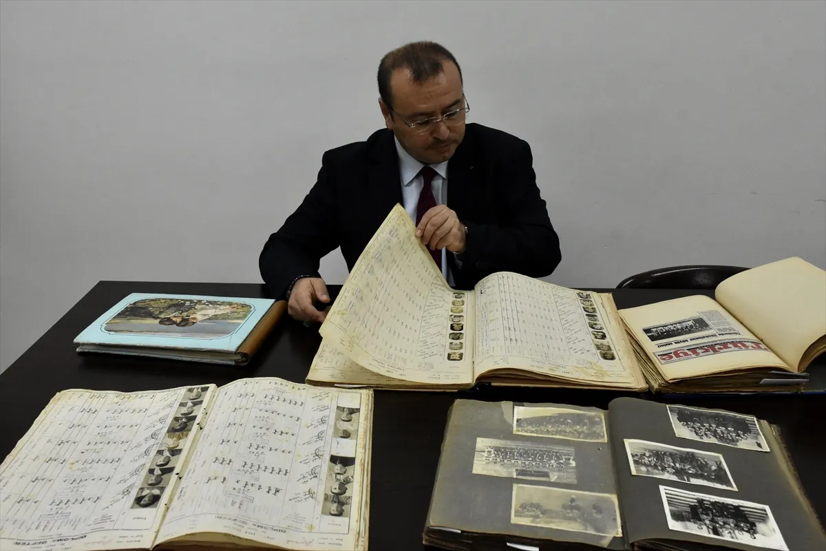 ASIRLIK MEKTEPLER - Cumhuriyet ile yaşıt okul köklü geçmişinden aldığı güçle yeni nesiller yetiştiriyor
