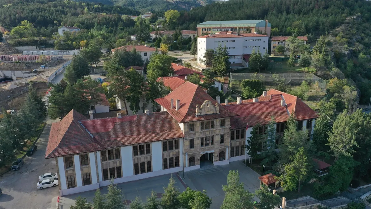ASIRLIK MEKTEPLER - Kastamonu’da 157 yıllık Taşmektep’te geçmişin izleri geleceğin teknolojisiyle buluşuyor ASIRLIK MEKTEPLER - Kastamonu’da 157 yıllık Taşmektep’te geçmişin izleri geleceğin teknolojisiyle buluşuyor