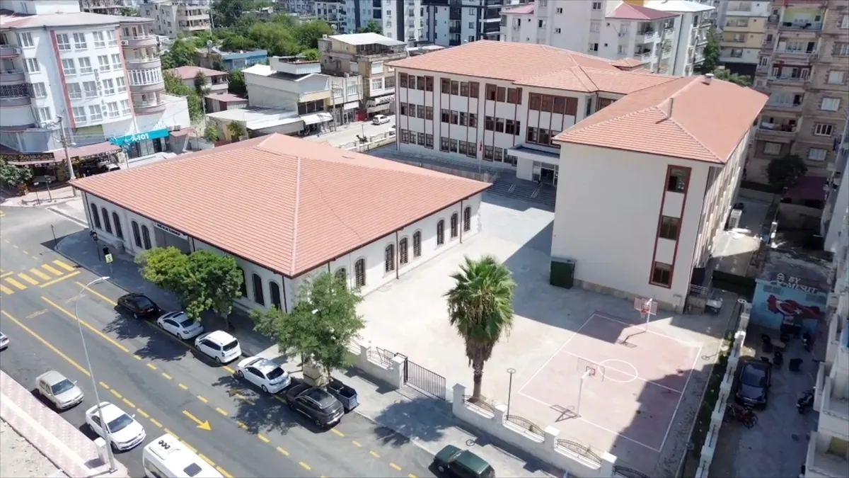 ASIRLIK MEKTEPLER - Osmanlı döneminde hastane olarak da kullanılan binada 115 yıldır eğitim veriliyor
