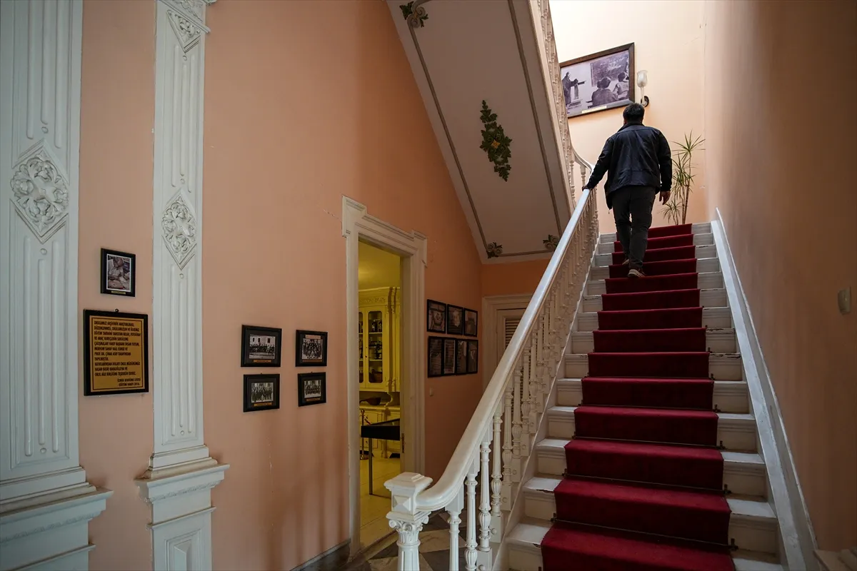 ASIRLIK MEKTEPLER - Ünlüleri yetiştiren İzmir Atatürk Lisesi 140 yıldır eğitime katkı sunuyor