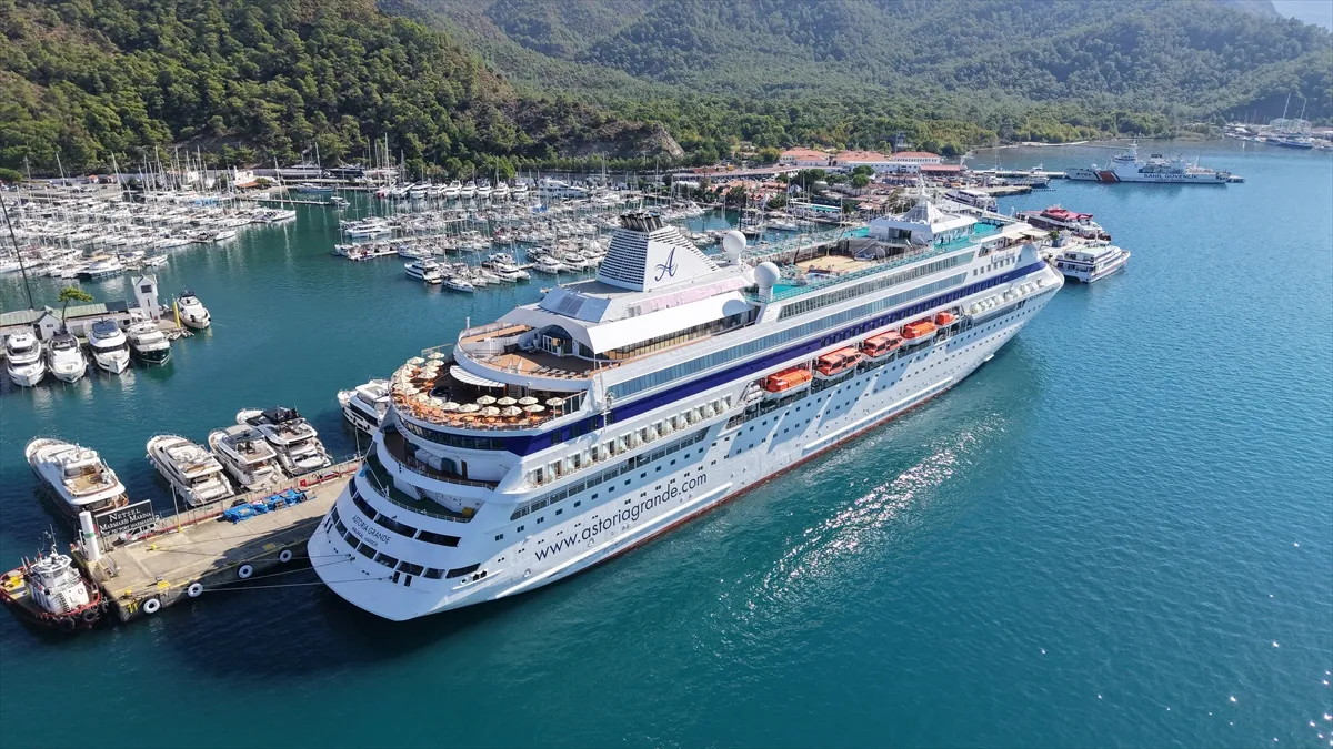 Astoria Grande kruvaziyeri Marmaris’e 447 turist getirdi Astoria Grande kruvaziyeri Marmaris’e 447 turist getirdi
