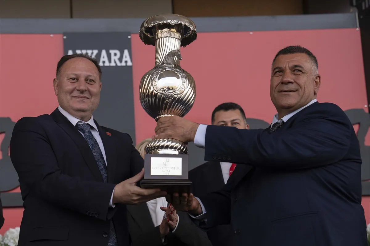 At yarışlarında Cumhuriyet ve Cumhurbaşkanlığı koşuları yapıldı