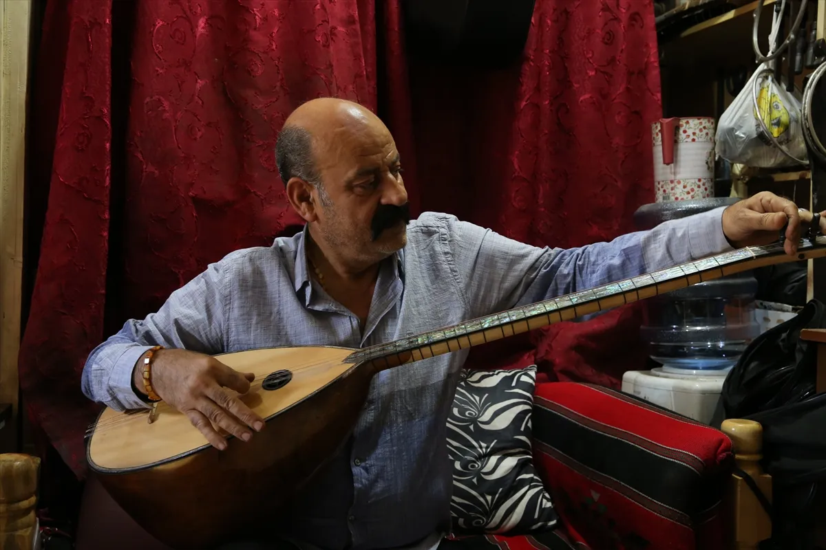 Babasından öğrendiği saz imalatını geleneksel yöntemlerle yaşatıyor Babasından öğrendiği saz imalatını geleneksel yöntemlerle yaşatıyor