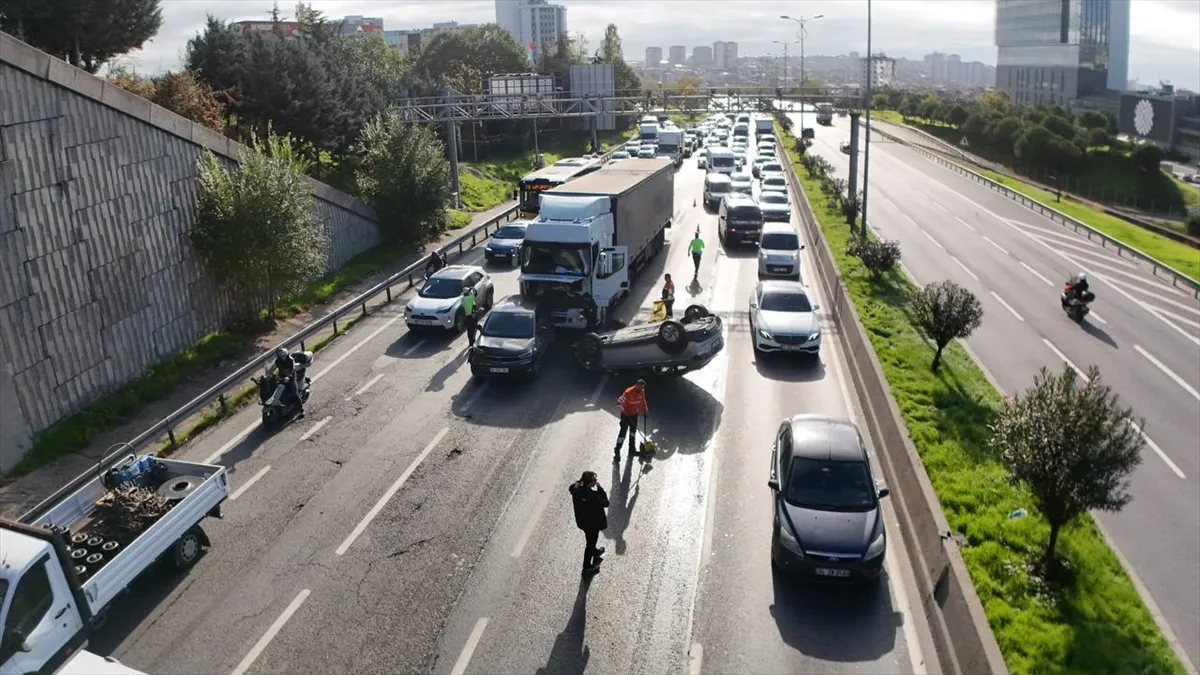 Bağcılar’daki TEM Otoyolu’nda 5 aracın karıştığı zincirleme trafik kazası meydana geldi Bağcılar’daki TEM Otoyolu’nda 5 aracın karıştığı zincirleme trafik kazası meydana geldi