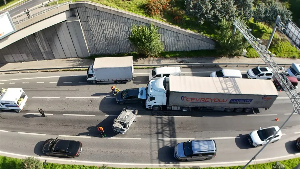 Bağcılar’daki TEM Otoyolu’nda 5 aracın karıştığı zincirleme trafik kazasında 2 kişi yaralandı (GÜNCELLEME)